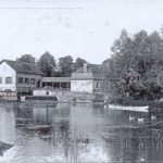 1908 En barque devant le moulin à eau de Chappes dans l'Aube