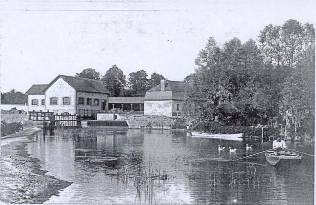 1908 En barque devant le moulin à eau de Chappes dans l'Aube