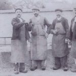 1930 Ouvriers devant le portail du Moulin à eau dans l'Aube