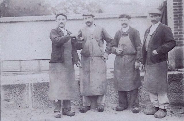 1930 Ouvriers devant le portail du Moulin à eau dans l'Aube