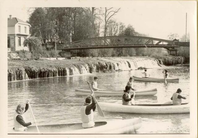 1965 Canoes derriere le barrage, à Chappes dans l'Aube