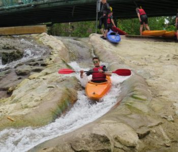 Kayak à chappes sur le barrage du moulin près de Paris