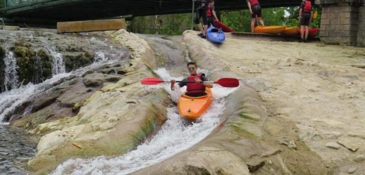 Kayak à chappes sur le barrage du moulin près de Paris