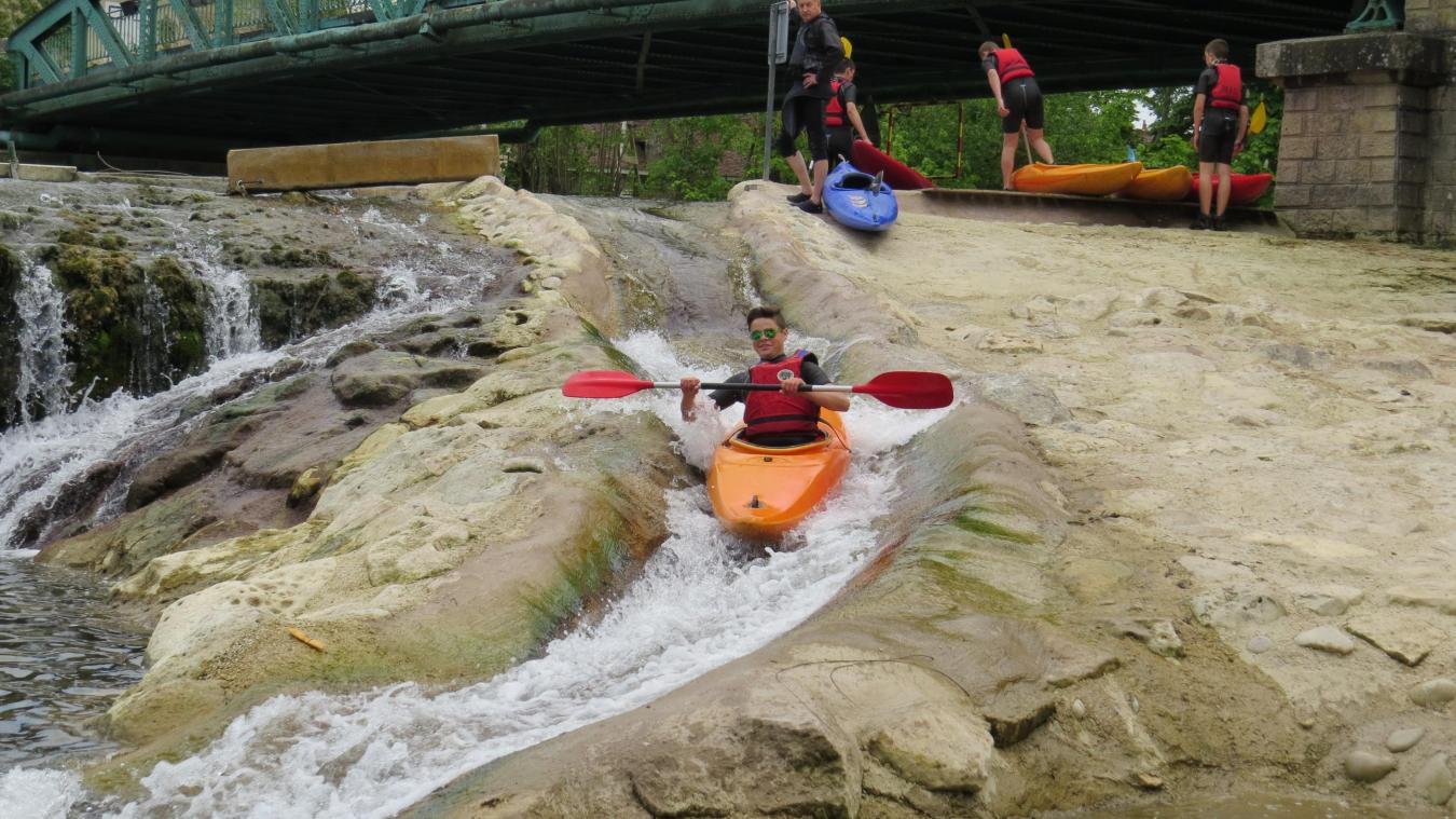 Kayak à chappes sur le barrage du moulin près de Paris