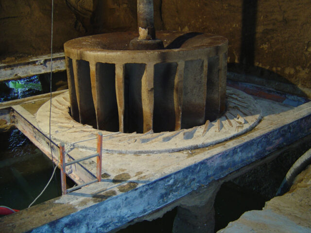 Visite du moulin pour le gîte de charme, une turbine hydraulique Francis