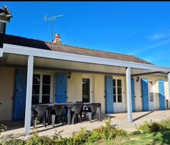 La terrasse avec pergola de l'annexe du moulin de Chappes