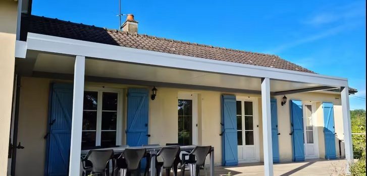 La terrasse avec pergola de l'annexe du moulin de Chappes