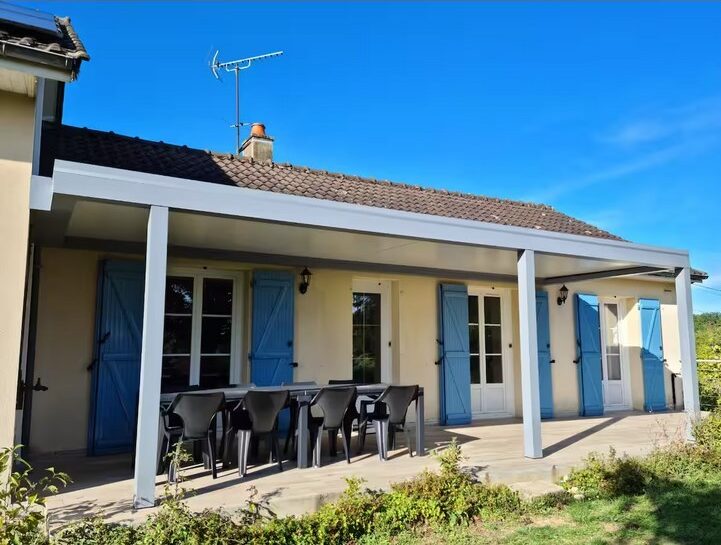 La terrasse avec pergola de l'annexe du moulin de Chappes