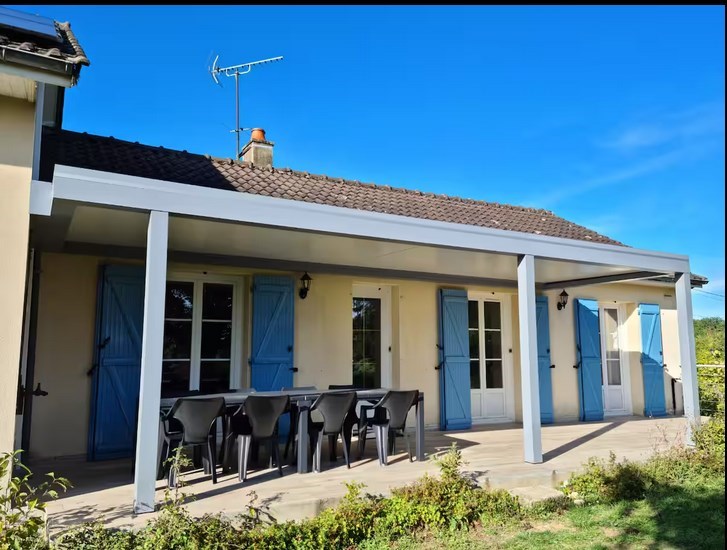 La terrasse avec pergola de l'annexe du moulin de Chappes