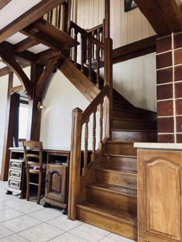 Escalier menant à l'étage de lu gîte du moulin