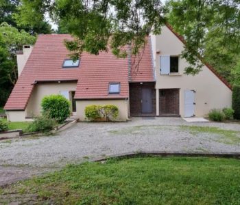 Entrée principale, parking.