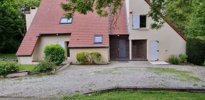 Entrée principale, parking.