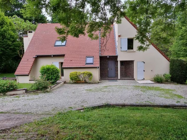 Entrée principale, parking.