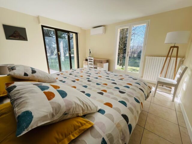 Gîte de groupe proche Paris, chambre 1 écailles de paon